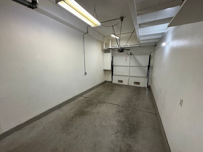 Building Photo - Immaculate 2Bd/2Ba Condo w/Brand New Floor...