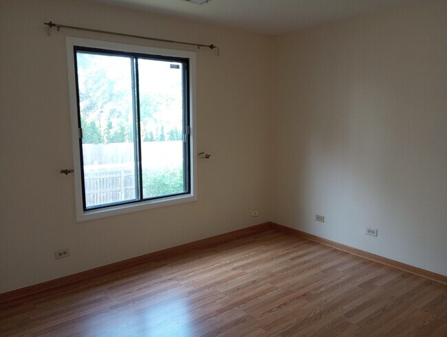 Building Photo - 826 Knottingham Dr