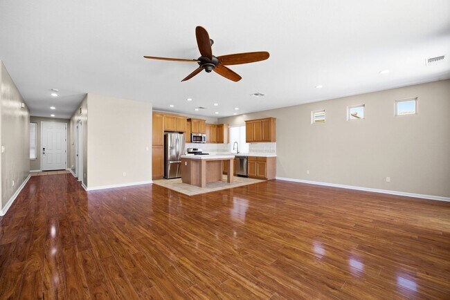 Building Photo - Beautiful home!