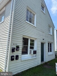 Building Photo - 606 Stuart St