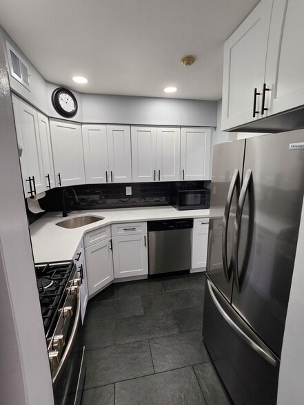 New quartz kitchen w all new stainless appliance - 49 Fairview Cir