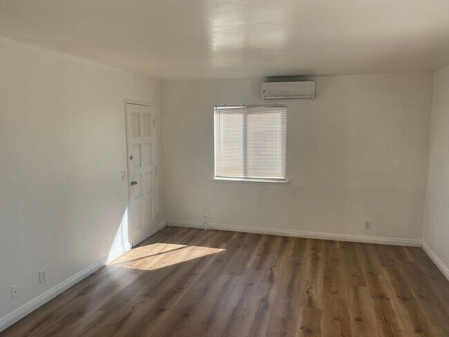 Building Photo - 1025-1027 E Deodar St