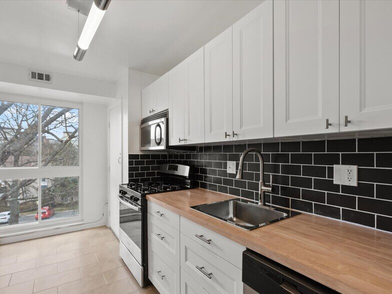 Building Photo - 5608 Bloomfield Dr