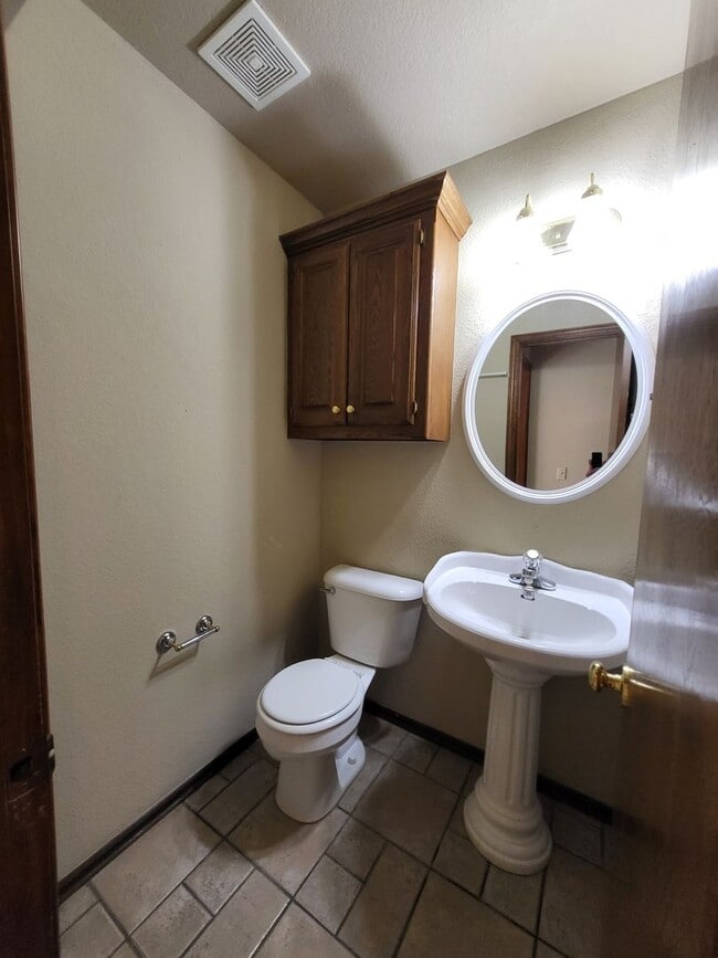 Building Photo - (3) Bed/(2.5) Bath with over 2000sqft in Blanchard Avail NOW!