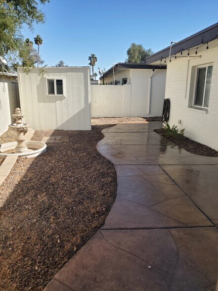 Building Photo - 2725 S Azalea Dr