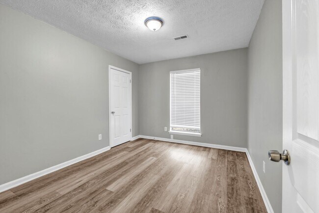Building Photo - $500 OFF BACK TO SCHOOL SECIAL - SPACIOUS ...