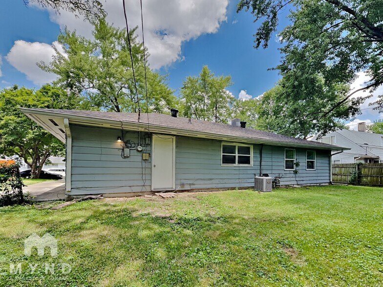 Building Photo - 6125 Roselawn Dr