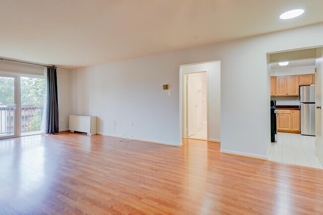 Building Photo - 7400 Lakeview Dr