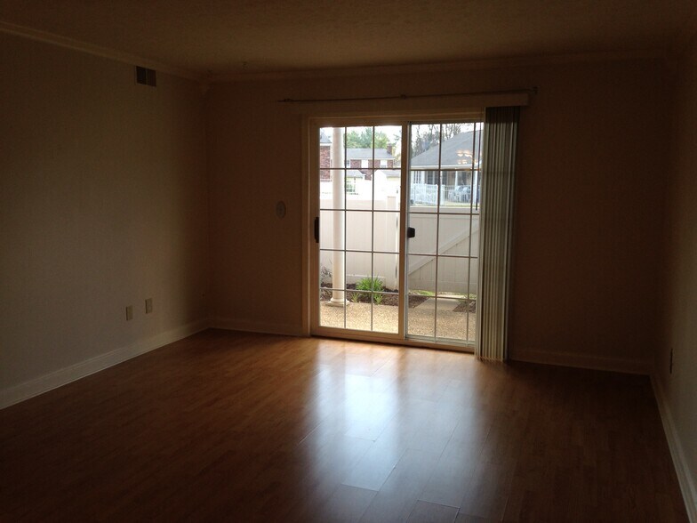Building Photo - 1338 Lynmar Dr