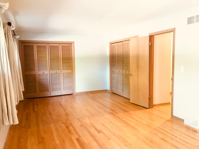 Building Photo - 724 Burning Tree Ln