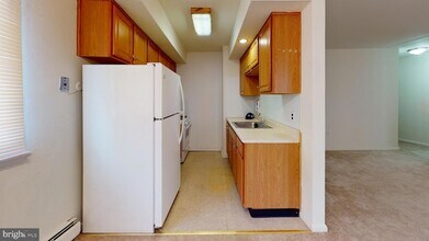 Building Photo - 910 Fox Chase Rd