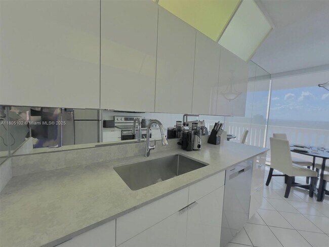 Building Photo - 1000 W Island Blvd