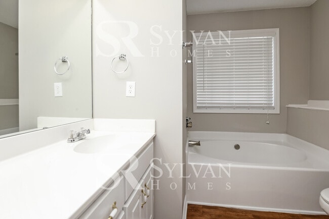 Building Photo - Spacious 5 bedroom home awaits you!