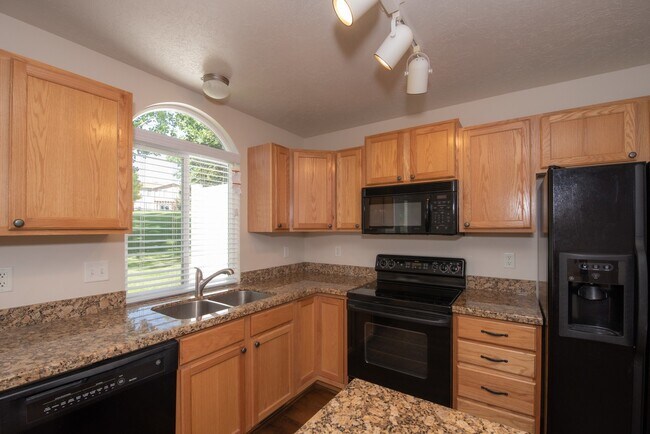 Building Photo - Beautiful Townhome in Great Location!