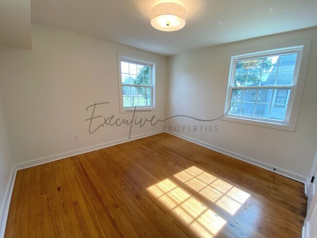 Building Photo - Spacious 4-Bedroom with Custom Finishes in...