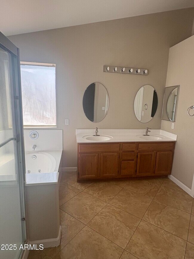 Building Photo - 918 S San Joaquin Ct