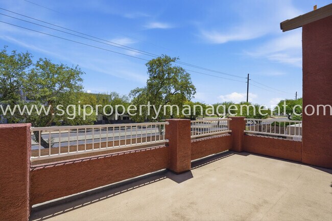 Building Photo - 6827 N 71st Dr