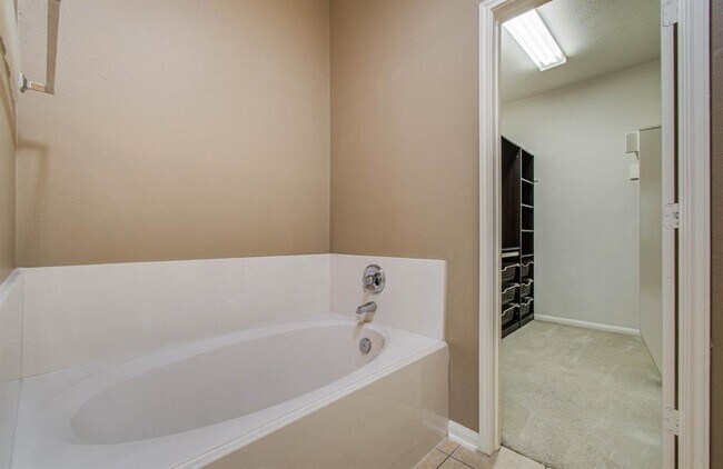 Building Photo - 14543 Bergenia Dr