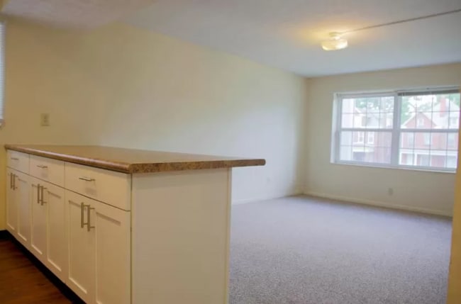 Building Photo - 1662 Summit St