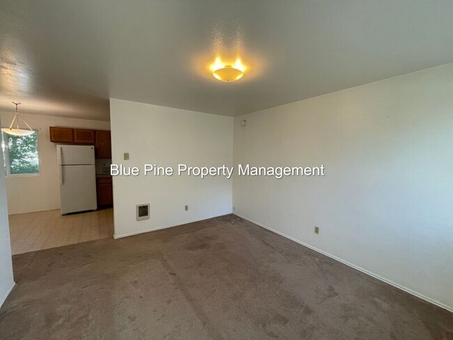 Building Photo - 570 Iona St