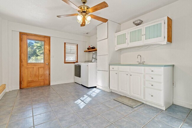 Building Photo - 909 Indian Dr