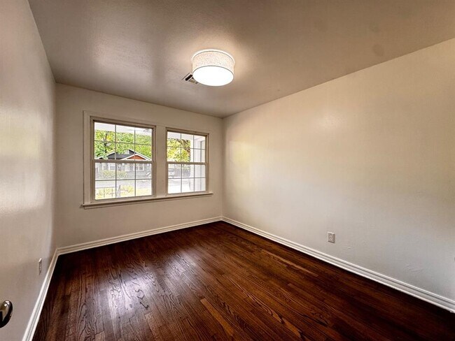 Building Photo - 1117 W Symmes St