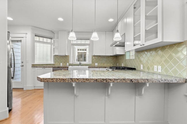 Building Photo - Stunning Capitol Hill Townhome in Prime Seattle Location – 3BR / 3BA Available June 7
