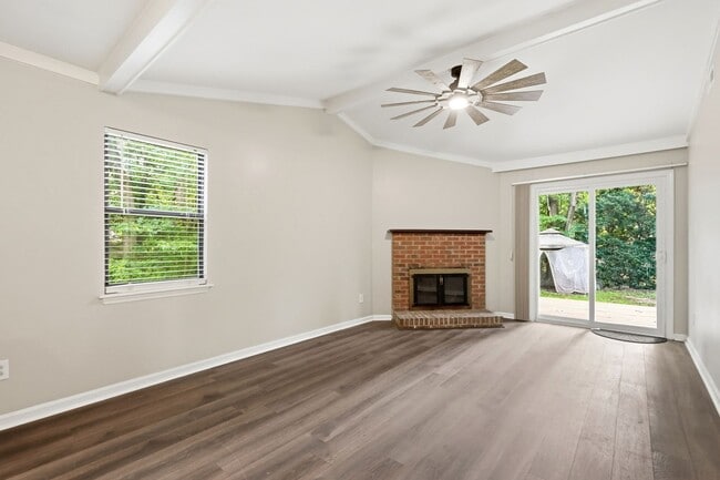 Building Photo - Renovated Ranch on a Quiet Cul-de-Sac with Vaulted Ceilings & Private Backyard