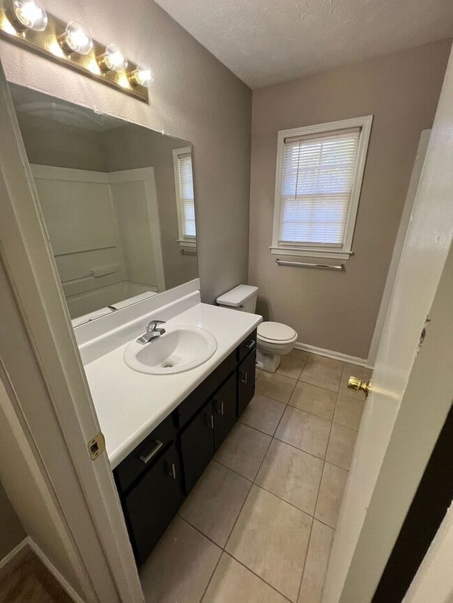 Building Photo - Ready to view now finally a 2 bedroom 1.5 ...
