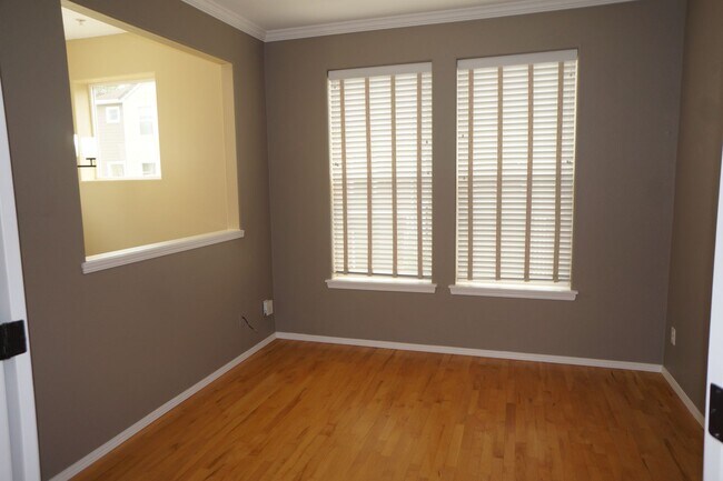 Building Photo - Spectacular NW Portland 3 bedroom Townhouse