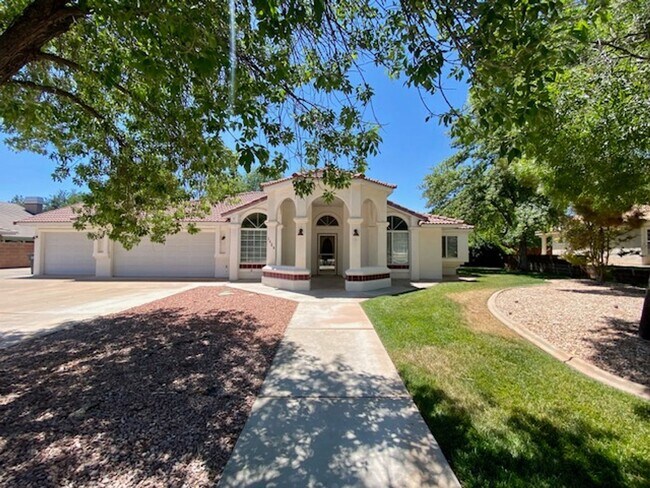 Building Photo - SPACIOUS HOME FOR RENT!