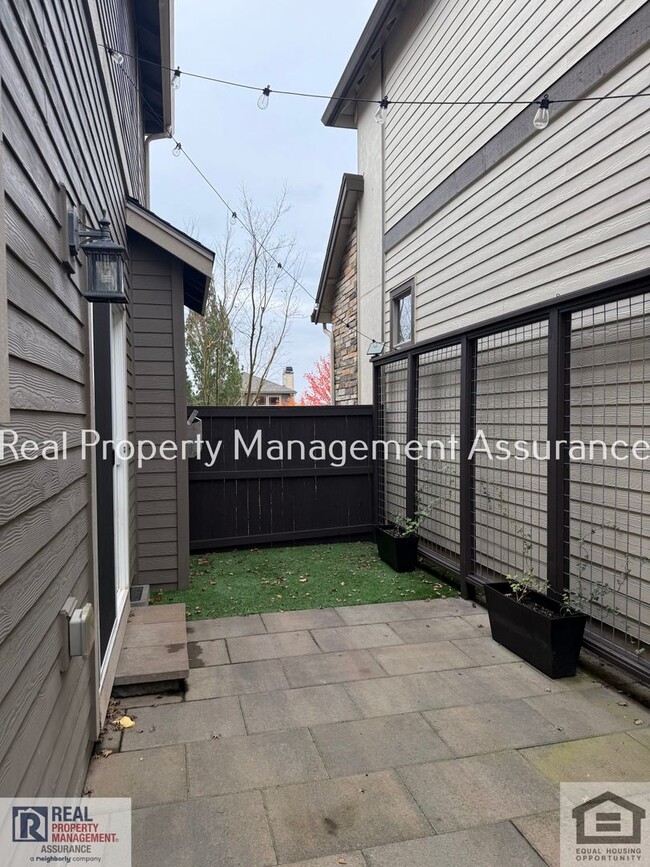 Building Photo - 28857 SW Geneva Loop