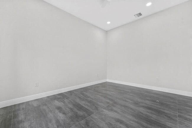 Building Photo - 5250 SW 18th St