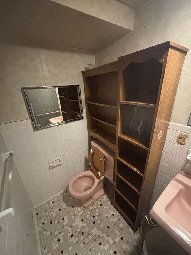 Building Photo - 10 Town Hill Ave