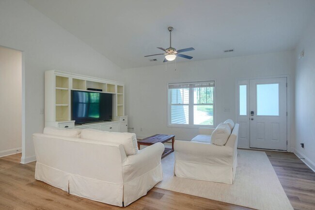 Building Photo - Charming 3 Bed, 2 Bath Home in Peaceful Ru...