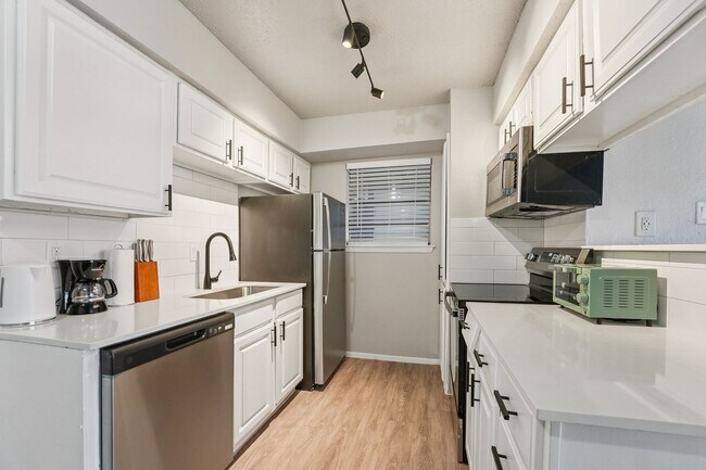 Building Photo - 2525 Thomason Cir