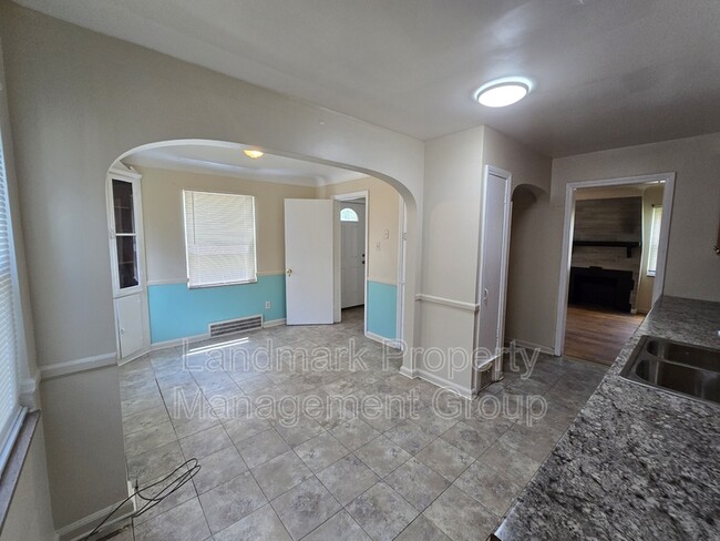 Building Photo - 15205 Maplewood Ave