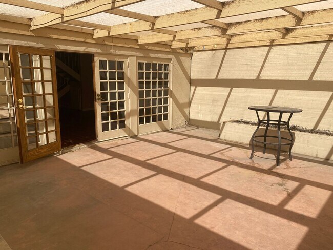 Building Photo - Townhome featuring a vintage floor plan