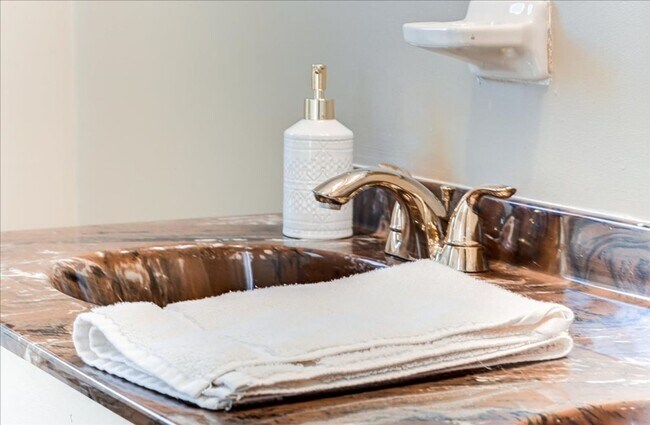 Building Photo - 441 Burlingham Rd