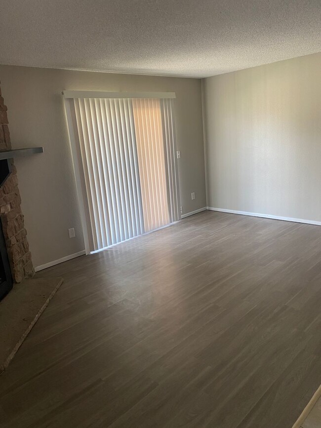 Building Photo - 3 Bedroom 2 Bathroom in Robinwood Condomin...