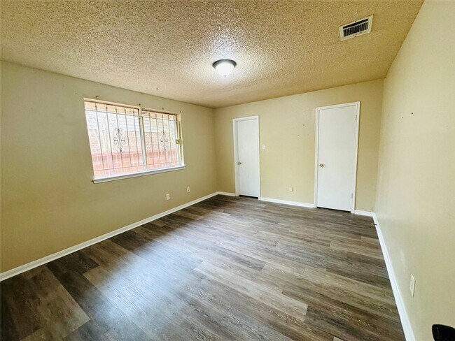 Building Photo - 2523 Woodbough Dr