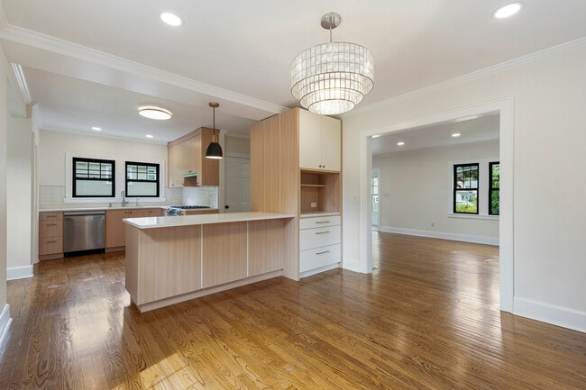 Building Photo - 727 Pelhamdale Ave