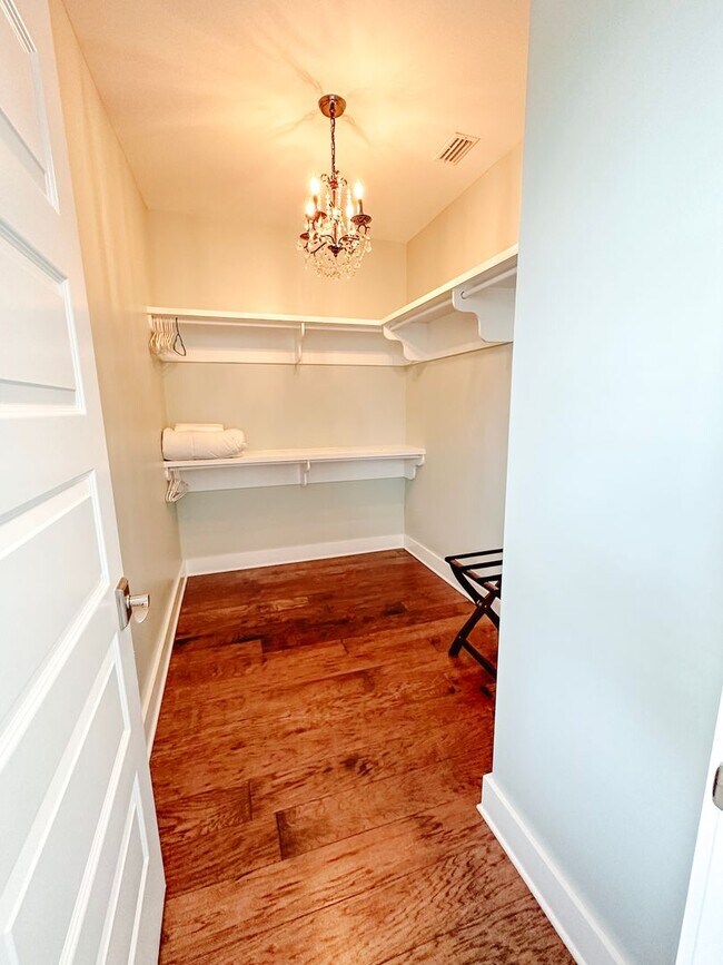 Building Photo - New, exclusive 3200 sq ft 4 bedroom/3.5bat...