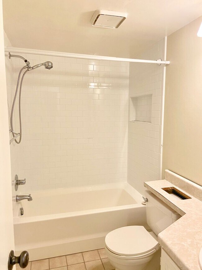 Building Photo - 2BD/1BA Condo in the Heart of Virginia Beach! Water Included!