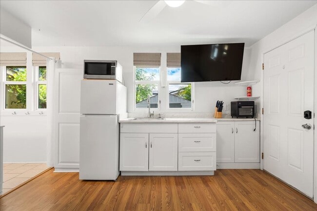 Building Photo - Remodeled Studio in North Kihei | Furnished & Pet-Friendly