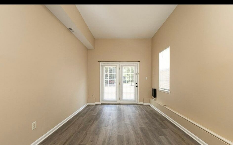 Building Photo - 8 Regent Ct