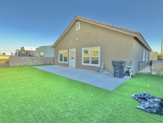 Building Photo - 13877 Paseo Perlas Dr
