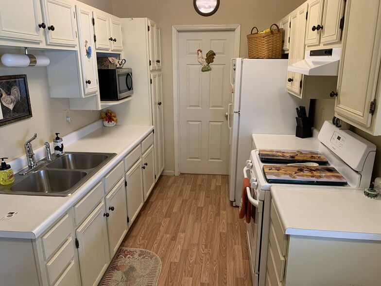 Full size fridge Gas stove - 12495 2nd Ave