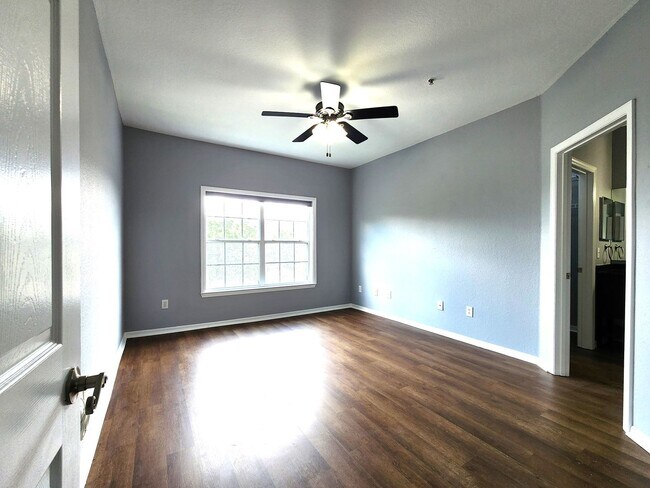 Building Photo - 3rd Floor Condo; Gated Community; Resort S...