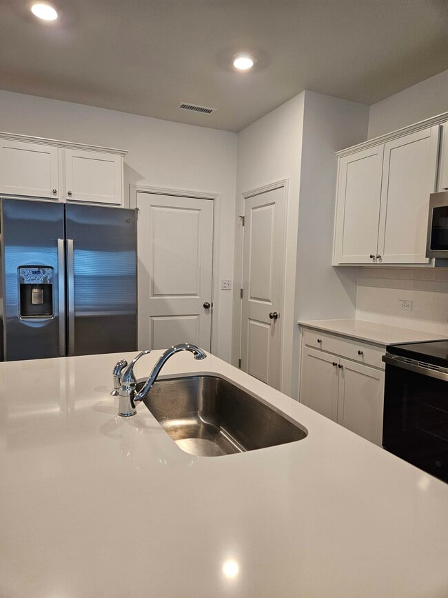 Building Photo - 868 Pilot St